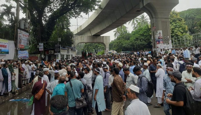 রাজধানীতে সড়ক অবরোধ করে শিক্ষকদের বিক্ষোভ, যানজটে ভোগান্তি চরমে