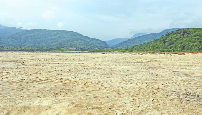 পাথর তোলায় রাজনৈতিক দলের ‘ঐকমত্য’, পরে লুট, ঘটল কীভাবে