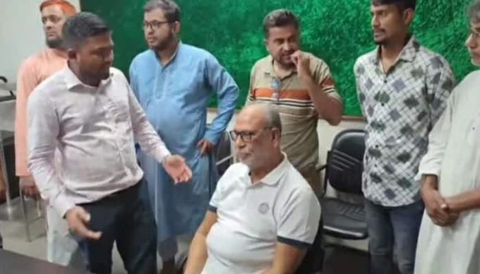 ​লতিফ সিদ্দিকীকে পুলিশে দিল জনতা