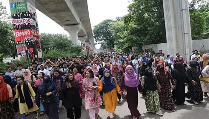 ​আগারগাঁওয়ে শেরেবাংলা কৃষি বিশ্ববিদ্যালয়ের শিক্ষার্থীদের ‘ব্লকেড’, যান চলাচল বন্ধ