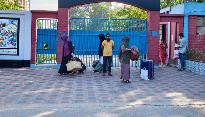 হল ছাড়ার নির্দেশনা থাকলেও বাকৃবি শিক্ষার্থীরা অবস্থান করছেন হলে