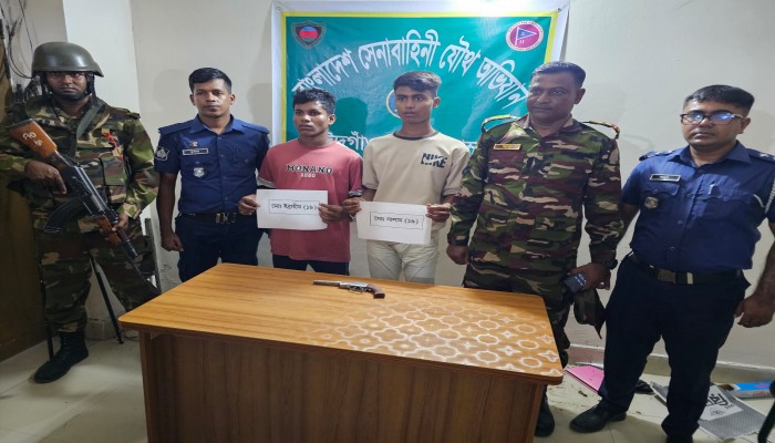 ঈদগাঁওয়ে দেশীয় অস্ত্রসহ যৌথ বাহিনীর হাতে গ্রেফতার-২