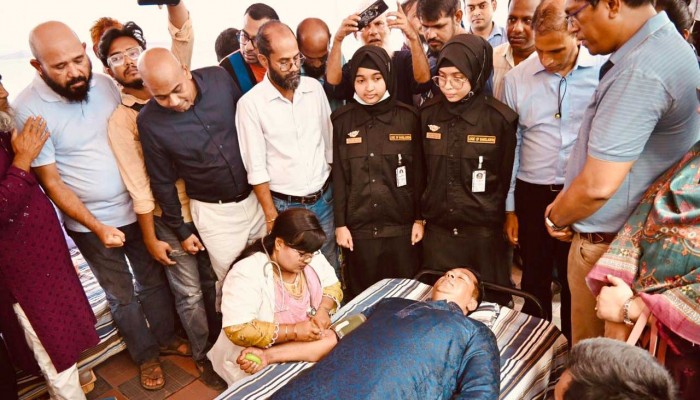 নিজে রক্ত দিয়ে রক্তদান কর্মসূচির উদ্বোধন করলেন নারায়ণগঞ্জের ডিসি