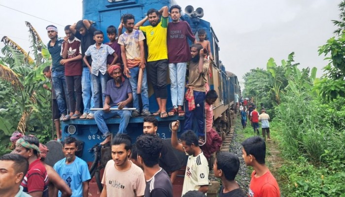 ভাঙ্গায় সীমানা পুনর্বিন্যাস নিয়ে দুই মহাসড়কে অবরোধ, রেল চলাচল বন্ধ