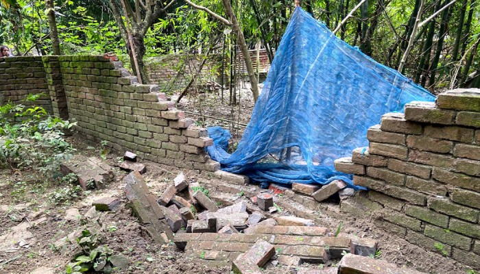 চাঁপাইনবাবগঞ্জে কবরস্থানে পুঁতে রাখা ককটেল বিস্ফোরণ