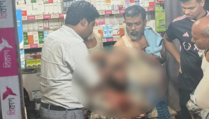 বিকাশ ব্যবসায়ীকে কুপিয়ে সাড়ে ৩ লাখ টাকা ছিনতাই