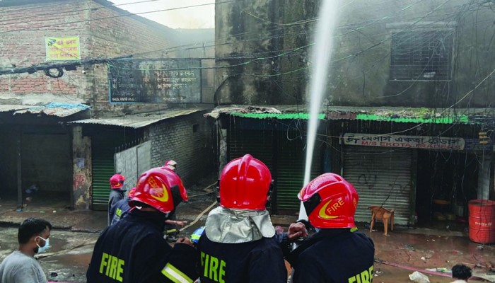 টঙ্গীতে কেমিক্যাল গুদামে আগুন, দ্বগ্ধ দুই ফায়ার কর্মীর অবস্থা আশঙ্কাজনক