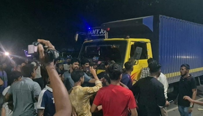 টেক্সটাইল ইনস্টিটিউটের ২ শিক্ষার্থীকে মারধর, মহাসড়ক অবরোধ করে বিক্ষোভ