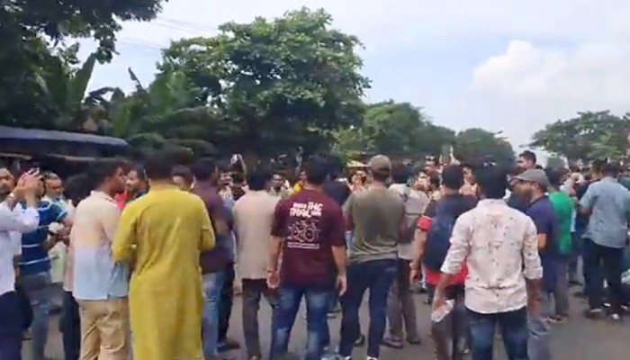 ছয় দাবিতে ইসলামী ব্যাংকের চাকরিচ্যুতদের মহাসড়ক অবরোধ