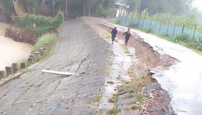 বাহুবলে করাঙ্গী নদীর ভাঙনে এলজিইডির রাস্তা হুমকির মুখে ॥ দুর্ভোগে হাজারো মানুষ