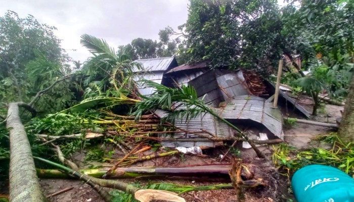 গঙ্গাচড়ায় হঠাৎ ঝড়ে ৮০০ ঘরবাড়ি বিধ্বস্ত