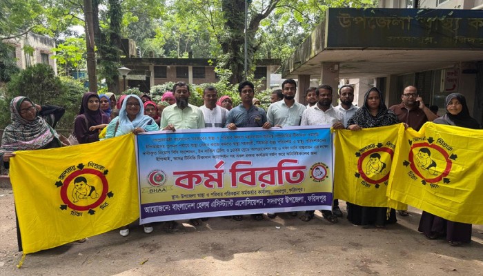সদরপুরে ৬ দাবিতে স্বাস্থ্য সহকারীদের কর্মবিরতি, টিকাসেবা বন্ধ