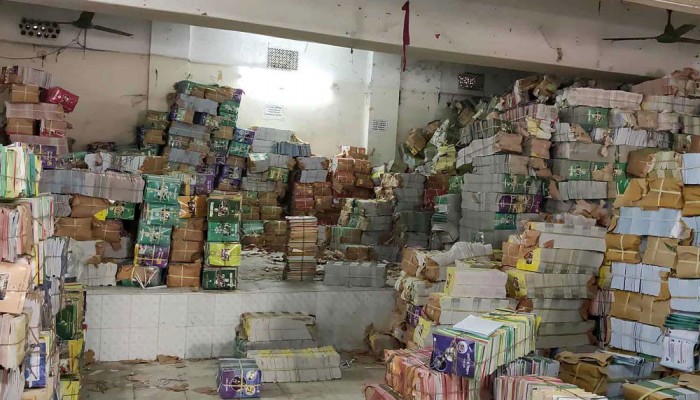 ময়মনসিংহে প্রাথমিকের বই কেজি দরে বিক্রি