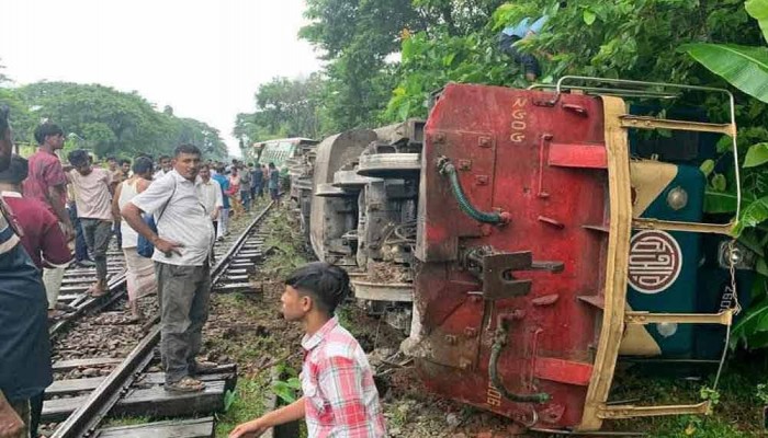 সিলেটে ‘উদয়ন এক্সপ্রেস’ লাইনচ্যুত, সারা দেশের সঙ্গে রেল যোগাযোগ বন্ধ