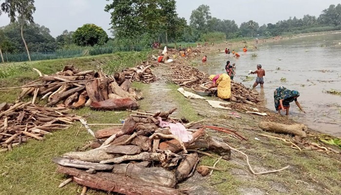 যমুনা নদীর পানিতে ভেসে আসছে কাঠের টুকরা