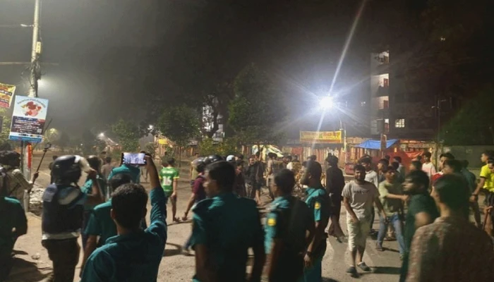 মধ্যরাতে ঢাবি ও ঢাকা কলেজের শিক্ষার্থীদের মধ্যে সংঘর্ষ