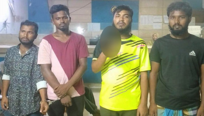 গাড়ি থেকে যাত্রীরা নামতেই অস্ত্র দেখিয়ে ছিনতাই, আটক ৪