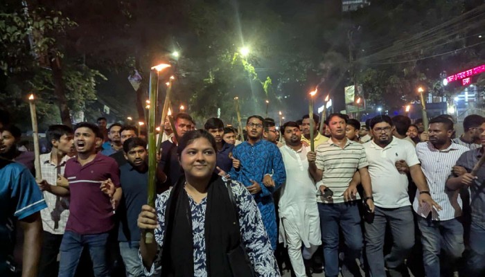 তিস্তা মহাপরিকল্পনার বাস্তবায়নের দাবিতে জবি শিক্ষার্থীদের মশাল মিছিল