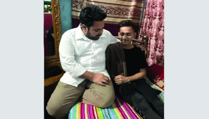 কৃত্রিম হাত খুলে যাওয়া আতিকুলের বাসায় নাহিদ ইসলাম