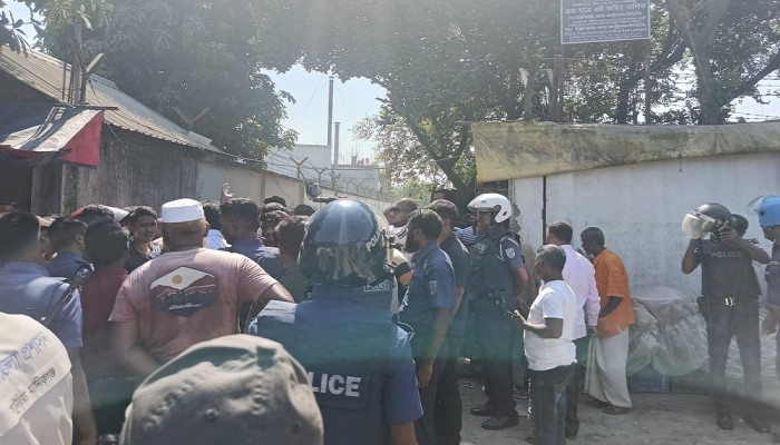 কারখানার নিরাপত্তাপ্রাচীর তৈরিতে হাইকোর্টের আদেশ, স্থানীয়দের বাধা