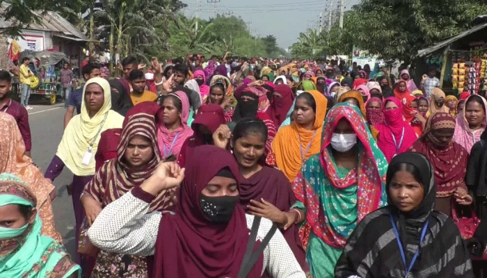 বন্ধ কারখানা খুলে দেওয়ার দাবিতে উত্তরা ইপিজেডের শ্রমিকদের বিক্ষোভ
