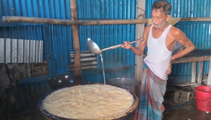 ব্রাহ্মণবাড়িয়ার চুনিলাল মিষ্টির টানে ভিড় অরুয়াইল বাজারে