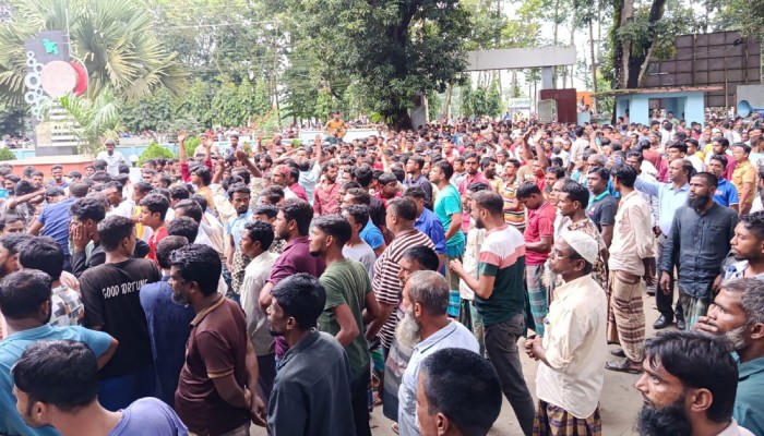 জেলা প্রশাসকের কার্যালয়ে অটোরিকশাচালকদের বিক্ষোভ