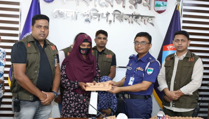 হারানো ১১২ মোবাইল ফোন উদ্ধার করে মালিককে বুঝিয়ে দিল পুলিশ