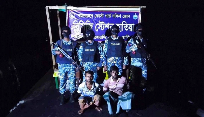 হাতিয়ার মেঘনা নদীতে ১৪০ টন চোরাই কয়লাসহ আটক ২
