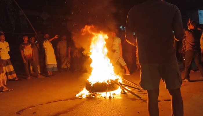 মনোনয়ন না পেয়ে টায়ার জ্বালিয়ে সড়ক অবরোধ