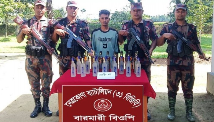 দুর্গাপুরে ২৪ বোতল ভারতীয় মদসহ যুবক আটক