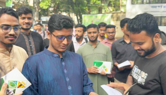 ছাত্রশিবিরের উদ্যোগে শিক্ষার্থীদের মাঝে জকসু গঠনতন্ত্র বই বিতরণ