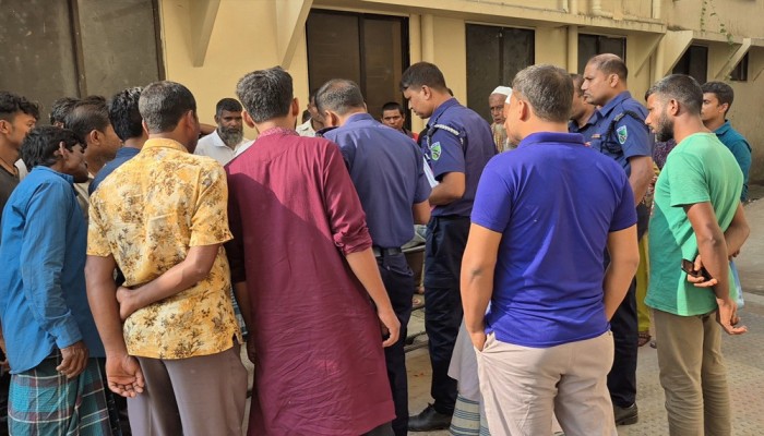 পিকআপের ধাক্কায় ট্যাক্সি উল্টে প্রভাষক নিহত, আহত ১০