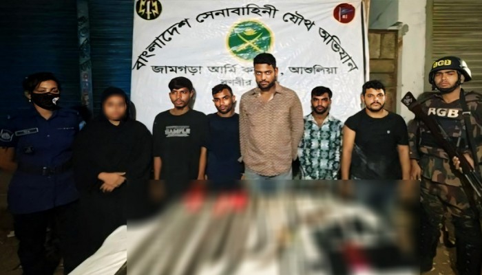 আশুলিয়ায় যৌথ বাহিনীর অভিযানে ৬ ছিনতাইকারী গ্রেপ্তার