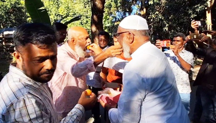হাসিনার মৃত্যুদণ্ডের রায়ে নেত্রকোনায় বিএনপির মিষ্টি বিতরণ