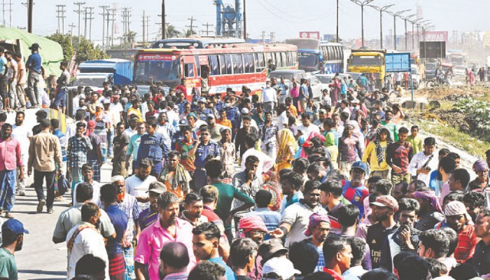 সাভারে ইটভাটা সচল রাখার দাবিতে মহাসড়ক অবরোধ