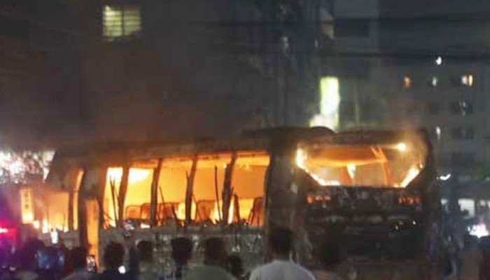 রাজধানীতে যাত্রীবাহী বাসে আগুন