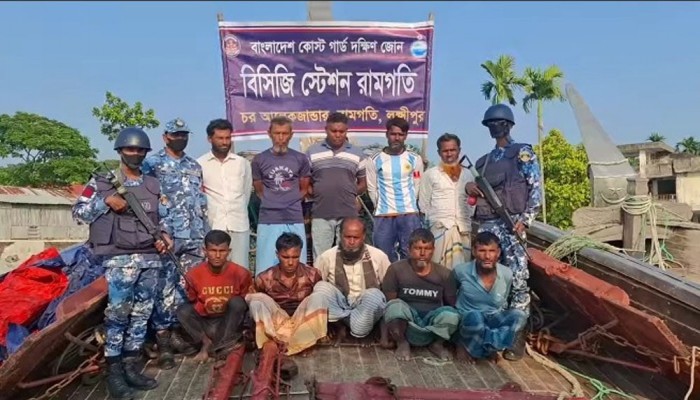 রামগতিতে অবৈধ ট্রলিং বোট ও জালসহ ৯ জেলে আটক