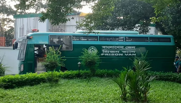 ট্রাইব্যুনালে হাজির কর্নেল রেদোয়ান ও মেজর রাফাত