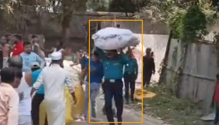 তুলার গুদামে আগুন, মাথায় করে বস্তা সরালেন ওসি