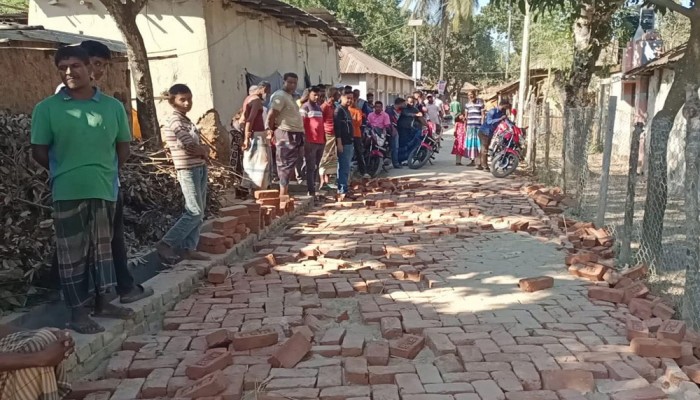 হিলিতে সড়ক নির্মাণে নিম্নমানের ইট, গ্রামবাসীর বাধায় কাজ বন্ধ