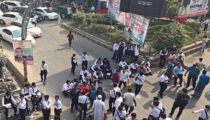 সায়েন্সল্যাবে ঢাকা কলেজের উচ্চমাধ্যমিকের শিক্ষার্থীদের অবরোধ