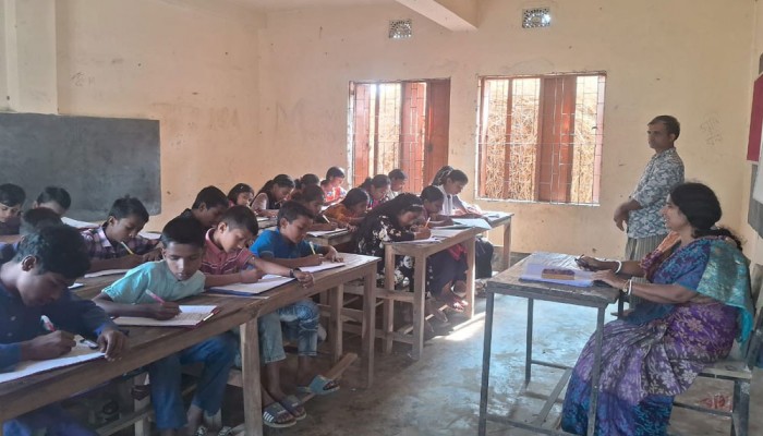 মসজিদের মাইকে ঘোষণা দিয়ে প্রাথমিক শিক্ষার্থীদের পরীক্ষা নিলেন স্থানীয়রা