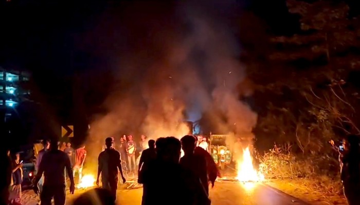 সাতকানিয়ায় বিএনপির দলীয় প্রার্থী পরিবর্তনের দাবিতে মহাসড়ক অবরোধ