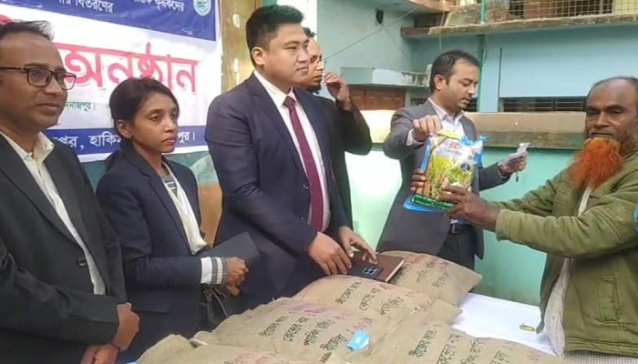 হিলিতে কৃষকদের মাঝে বিনা মূল্যে বীজ ও সার বিতরণ