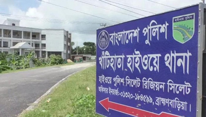সরাইলে তেলবাহী লরি খাদে পড়ে হেলপার নিহত