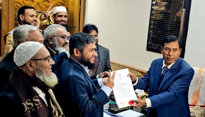 জুলাইযোদ্ধাদের নিয়ে মনোনয়নপত্র জমা দিলেন এমপিপ্রার্থী