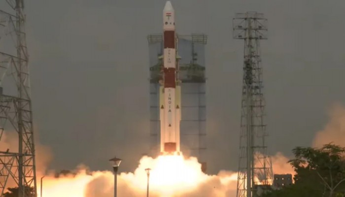 ১৬ স্যাটেলাইট নিয়ে মহাকাশে হারিয়ে গেল ভারতীয় রকেট