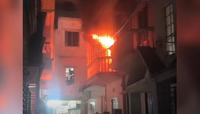 সাভারে এক বাড়িতে আগুন, জাবি শিক্ষার্থীসহ দগ্ধ ৪