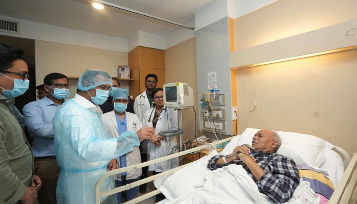 রিজভীকে দেখতে হাসপাতালে গেলেন তারেক রহমান